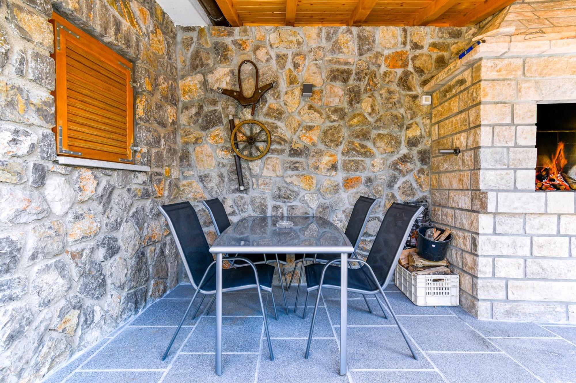 Apartman Lavanda Sa Bazenom I Okucnicom 4* Hreljin Exteriér fotografie